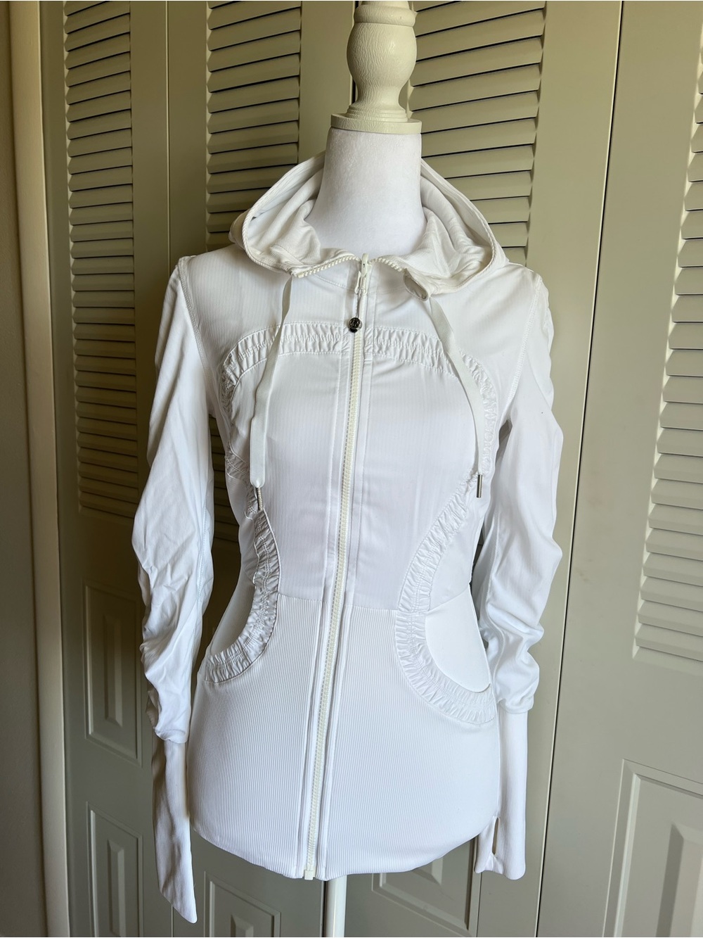 Lululemon Dance Studio White Jacket - Like New - Size 4 - Picture 3 of 6
